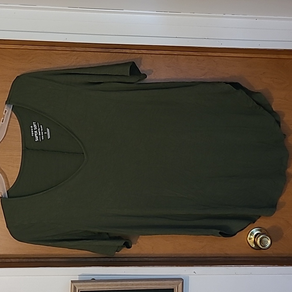 Size 1 Torrid Short Sleeve Olive Tee